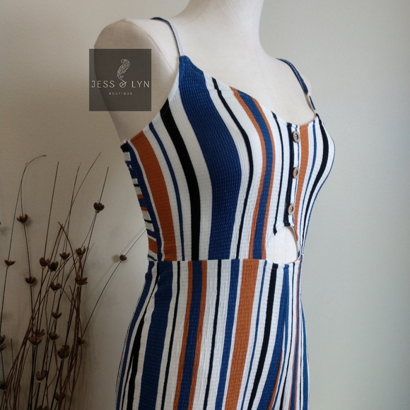 🆕 Striped Jumpsuit w/Keyhole Detail - Picture 15 of 17